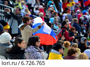 Болельщики команды России с национальными флагами на зимних Паралимпийских играх в Сочи. Гигантский слалом, последний день. (2014 год). Редакционное фото, фотограф Анна Мартынова / Фотобанк Лори