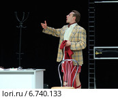 Актер Дмитрий Исаев на сцене в спектакле "SOS" (2014 год). Редакционное фото, фотограф Григорий Писоцкий / Фотобанк Лори