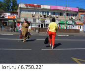 Люди переходят дорогу неположенном месте, улица 9-ая Парковая, Москва (2014 год). Редакционное фото, фотограф lana1501 / Фотобанк Лори