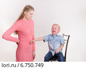 Молодая мама забрала игрушку у ребенка. Стоковое фото, фотограф Иванов Алексей / Фотобанк Лори