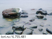 Морские камни омываются волнами, крупным планом. Стоковое фото, фотограф Игорь Соколов / Фотобанк Лори