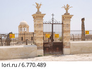 Минные поля за церковной оградой в Иордании. Вид со стороны Израиля в Каср аль-Яхуд. (2014 год). Стоковое фото, фотограф stargal / Фотобанк Лори