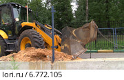 Трактор JCB разбирает ограждение из фундаментных блоков ФБС (2014 год). Редакционное видео, видеограф Арташес Оганджанян / Фотобанк Лори