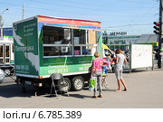Мобильный передвижной фургон центра помощи бездомным животным "Потеряшка". Санкт-Петербург (2013 год). Редакционное фото, фотограф Ольга Визави / Фотобанк Лори