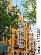 Каса Серра (здание с башнями) в центре Барселоны, Каталонии, Испания (2014 год). Стоковое фото, фотограф Vitas / Фотобанк Лори