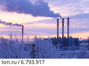 Трубы с дымом городской газовой котельной морозным утром. Город Надым, Ямало-Ненецкий автономный округ (2014 год). Стоковое фото, фотограф Григорий Писоцкий / Фотобанк Лори