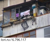 Фрагмент дома с балконом, заваленным всяким мусором в Москве (2014 год). Стоковое фото, фотограф lana1501 / Фотобанк Лори