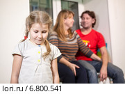 Грустный ребенок на фоне довольных родителей, новый папа в семье. Стоковое фото, фотограф Кекяляйнен Андрей / Фотобанк Лори