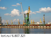 Канонерский остров, грузовой морской порт. Санкт-Петербург (2013 год). Редакционное фото, фотограф Светлана Колобова / Фотобанк Лори