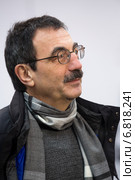 Георгий Львович Цыпин - художник-постановщик и соавтор сценария церемонии открытия XXII Олимпийских зимних игр 2014 года в Сочи дает интервью телеканалам на площадке выставки "Механика чуда" в павильоне Космос. Редакционное фото, фотограф Николай Винокуров / Фотобанк Лори