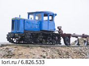 Пропашной трактор Т-74 на гусеничном ходу с плугами (2014 год). Редакционное фото, фотограф Дмитрий Сакретарев / Фотобанк Лори