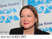 Тамара Глоба в книжном магазине "Молодая гвардия" (2014 год). Редакционное фото, фотограф Сергей Соболев / Фотобанк Лори