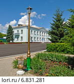 Фонарный столб с урной и районный Акимат в селе Саумалколь (Володаровка). Республика Казахстан (2014 год). Редакционное фото, фотограф Александр Тараканов / Фотобанк Лори