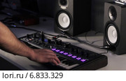 DJ используя свой миди контроллер. Стоковое видео, видеограф Александр Саенко / Фотобанк Лори