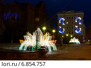 Новогоднее украшение фонтанов на проспекте Мира в Красноярске (2015 год). Редакционное фото, фотограф Шичкина Антонина / Фотобанк Лори