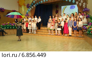 Выпускной вечер в 4-м классе начальной школы (2015 год). Редакционное видео, видеограф Валерий Шилов / Фотобанк Лори