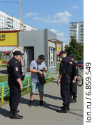 Проверка документов на улице города (2013 год). Редакционное фото, фотограф Free Wind / Фотобанк Лори