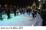 Горожане отдыхают на катке. ВДНХ. Москва. Ночь (2015 год). Редакционное видео, видеограф Сергей Соболев / Фотобанк Лори
