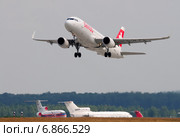 Airbus A320 (бортовой HB-JLT) авиакомпании Swiss Airlines вылетает из Домодедово (2013 год). Редакционное фото, фотограф Alexei Tavix / Фотобанк Лори