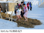 Девушка выходит из проруби. Крещенские морозы (2014 год). Редакционное фото, фотограф Александр Тараканов / Фотобанк Лори