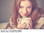 Счастливая молодая женщина под пледом с чашкой кофе. Стоковое фото, фотограф Евгений Атаманенко / Фотобанк Лори