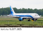 Airbus A320 (бортовой TC-KLB) авиакомпании Metrojet на пробеге в Домодедове (2013 год). Редакционное фото, фотограф Alexei Tavix / Фотобанк Лори