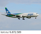 Boeing 767 (бортовой VP-BOZ) авиакомпании "Икар" на посадке в Шереметьеве (2014 год). Редакционное фото, фотограф Alexei Tavix / Фотобанк Лори