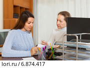 Mature woman talking with employee. Стоковое фото, фотограф Яков Филимонов / Фотобанк Лори