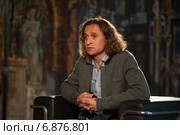Рузиматов, Фарух Садуллаевич, советский и российский артист балета, балетмейстер. Портрет на фоне картин Чеботарь Вячеслава, петербургского художника (2013 год). Редакционное фото, фотограф Галина Попова / Фотобанк Лори
