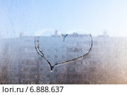 Нарисованное сердце на морозном окне. Стоковое фото, фотограф Дудакова / Фотобанк Лори