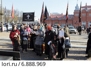 Сергиев Посад. Молебен перед крестным ходом в день празднования 700-летия преподобного Сергия (2014 год). Редакционное фото, фотограф Дмитрий Неумоин / Фотобанк Лори