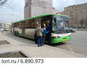 Посадка пассажиров в городской автобус на Кутузовском проспекте в Москве (2012 год). Редакционное фото, фотограф lana1501 / Фотобанк Лори