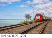 Электропоезд едет по берегу моря. Стоковое фото, фотограф Светлана Кузнецова / Фотобанк Лори