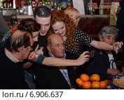 Селфи со звездой. Юбилейный вечер Льва Дурова «60 лет на сцене» (2014 год). Редакционное фото, фотограф Анна Юферева / Фотобанк Лори
