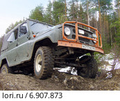 Автомобиль УАЗ на раскисшей дороге (2008 год). Редакционное фото, фотограф Евгений Ткачёв / Фотобанк Лори