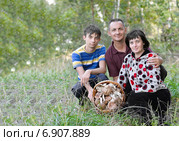 Семья, муж жена и сын, в лесу на поляне с корзиной грибов. Стоковое фото, фотограф Несинов Олег / Фотобанк Лори