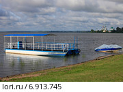 Лодка у пристани на озере Неро, Ростов Великий (2014 год). Редакционное фото, фотограф Яна Королёва / Фотобанк Лори