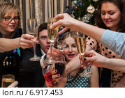 Люди за праздничным столом чокаются бокалами с вином, Фокус на бокалах. Стоковое фото, фотограф Игорь Низов / Фотобанк Лори
