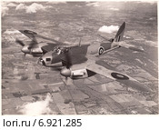 Де Хевилленд Москито (de Havilland Mosquito) - британский многоцелевой бомбардировщик, ночной истребитель. Старая фотография времён Второй мировой войны. Стоковая иллюстрация, иллюстратор александр афанасьев / Фотобанк Лори