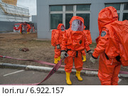 Бойцы пожарной охраны в костюме химзащиты время учений на промышленном объекте (2013 год). Редакционное фото, фотограф Сайганов Александр / Фотобанк Лори