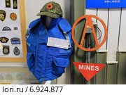 Бронежилет и миноискатель с Югославского конфликта. Музей МВД в городе Тюмень (2014 год). Редакционное фото, фотограф Анатолий Матвейчук / Фотобанк Лори