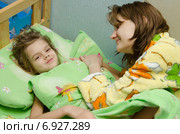 Мама будит дочку утром. Стоковое фото, фотограф Иванов Алексей / Фотобанк Лори