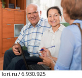 Mature couple with social worker. Стоковое фото, фотограф Яков Филимонов / Фотобанк Лори