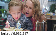 Мать и сын задувают свечи на торте на её 30й день рождения. Стоковое видео, видеограф Данил Руденко / Фотобанк Лори