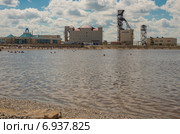 Соленое озеро города Соль-Илецка с отдыхающими и предприятием "Руссоль" на берегу (2014 год). Редакционное фото, фотограф Сергей Канашин / Фотобанк Лори