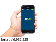 Смартфон в руке с запущенным приложением Ask.fm (2014 год). Редакционное фото, фотограф Вдовиченко Денис / Фотобанк Лори