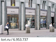 Магазин Zara в Вене. Австрия (2014 год). Редакционное фото, фотограф stargal / Фотобанк Лори