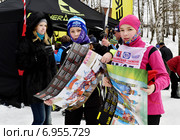 Участники соревнований Московская Лыжня 2015 получили сувениры от спонсоров. Редакционное фото, фотограф Дарья Егорова / Фотобанк Лори