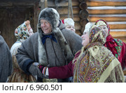 Джон Уоррен танцует с женщиной в поморской одежде (2015 год). Редакционное фото, фотограф Яковлев Сергей / Фотобанк Лори