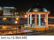 Город Тула. Ротонда на набережной Упы с видом на Машзавод вечером (2015 год). Редакционное фото, фотограф Игорь Низов / Фотобанк Лори
